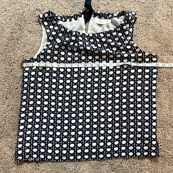 Vineyard Vine’s 100% silk adjustable neckline tie in back summer top. size 10 - Picture 6 of 11